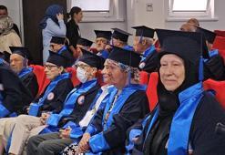 Tazelenme üniversitesinin 60 yaş üstü mezunları kep attı