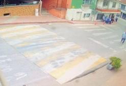 Midibüsün altında kalan yaya ağır yaralandı: O anlar kamerada