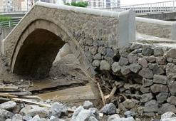 200 yıllık Osmanlı köprüsünde yıkılma tehlikesi