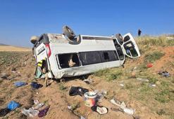 Tarım işçilerini taşıyan minibüs devrildi: 15 yaralı