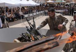 Terör örgütü PKK mensubu bir grup, silahlarını yakarak imha etti