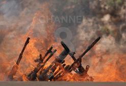 Terör örgütü PKK mensubu bir grup, silahlarını yakarak imha etti
