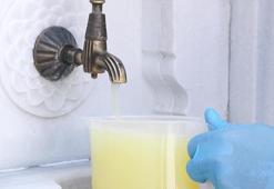 Camii avlusunda çeşmeden limonata aktı