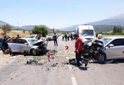 İki otomobil kafa kafaya çarpıştı: 1 ölü, 9 yaralı