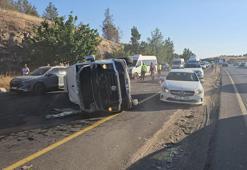 Şanlıurfa’da otomobil ile servis minibüsü çarpıştı: 13 yaralı