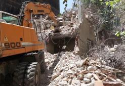 Beyoğlu'nda bina yıkımı sonrası daireler toz içinde kaldı, mahalleli tepki gösterdi