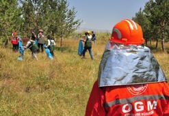 Yangınlara karşı farkındalık oluşturmak için ormanda çöp topladılar