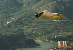 Hızı 220 kilometreye ulaşan wingsuit atlayışı nefes kesti