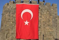 Diyarbakır surlarına Türk bayrakları asıldı