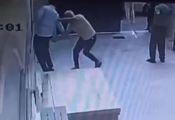 Cami avlusunda uyuşturucu içerken kendisini uyaran müezzini bıçakladı; olay anı kamerada