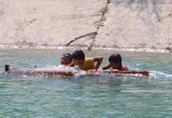 Adana’da sıcakta bunalan çocukların kanalda eski koltukla tehlikeli eğlencesi