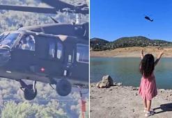 Yangına müdahale eden askeri helikopterin pilotu, kendisini selamlayan çocuğa el salladı