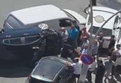 Sultangazi'de yasak noktadan 'U' dönüşü yapan hafif ticari araca otomobil çarptı: 2 yaralı