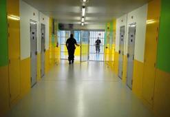 Tahliye olan koğuş arkadaşının valizine saklanıp firar etti