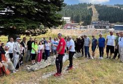 Kayak öğretmenleri, Uludağ’da yangın riskini artıran atık camlar ile çöpleri topladı