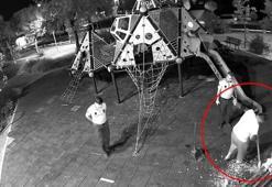 Zabıta gözetiminde yere attıkları çekirdek kabuklarını temizlediler