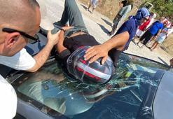 Otomobilin çarptığı motosikletin sürücüsü, düştüğü aracın üzerinde ambulans bekledi