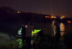 Suların yükselmesiyle oluşan adacıkta mahsur kalan 4 kişi, jet ski ile kurtarıldı