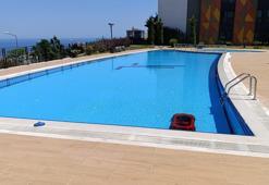 Akülü arabasıyla site havuzuna düşen çocuk, yoğun bakımda tedaviye alındı