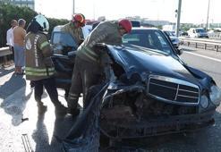 Sultanbeyli TEM Otoyolu'nda hafif ticari araç bariyerlere vuran otomobile çarptı: 4 yaralı