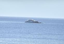 Bodrum'da motoryat kayalıklara çarptı