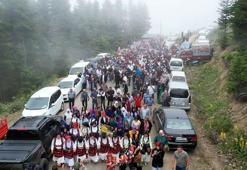 Trabzon'da süslü hayvanlar ve yöresel kıyafetlerle geleneksel yayla göçü