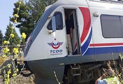 Raylardan geçerken yolcu treni çarptı, öldü