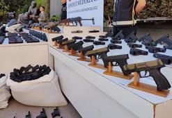 Organize suç örgütü operasyonunda ele geçirilenler emniyette sergilendi