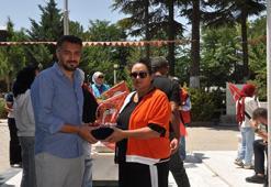 Şehit Ömer Halisdemir anısına 750 kilometre pedal çevirip şehit toprağını kabrine ulaştırdı