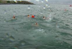 Dalgalı denizde şehitler anısına kulaç attılar