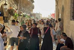 Termometrelerin 40 derecenin üzerinde gösterdiği Midyat’a, sıcağa rağmen turist akını