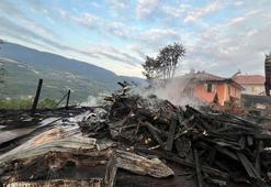 2 ev ve 10 samanlığın yandığı yangının boyutu gün ağarınca ortaya çıktı