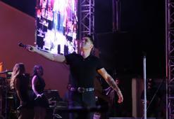 Emir Can İğrek, Akşehir Açık Hava Tiyatrosu’nda sahne aldı