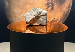 Mars'tan dünyaya düşen en büyük gök taşı 5,3 milyon dolara satıldı