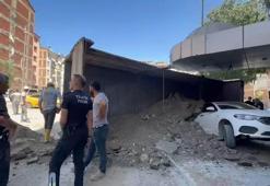Hafriyat boşaltan kamyon, park halindeki otomobilin üstüne devrildi