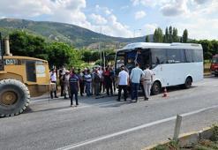 Afyonkarahisar’da yolcu midibüsü ile TIR çarpıştı; 7 yaralı