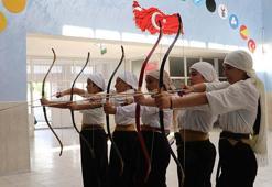 Kırılan okları öğrencileri ile tamir edip, şampiyon sporcular yetiştiriyor