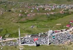 Kadırga Yaylası’nda gelenek sürdü; üstü açık camide namaz kılındı