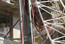 Kule vinç otomobilin üstüne devrildi, kabinde mahsur kalan operatör yaralandı