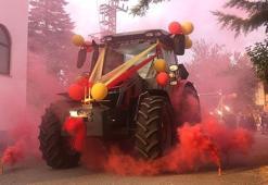 Çiftçi aile traktörlerini sünnet aracı yaptı