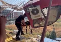 Devrilen kule vinçin kabininde mahsur kalan operatörün kurtarılma anı kamerada