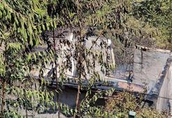 Sultangazi'de otluk alandaki yangın evlere sıçradı: İki gecekondu kullanılamaz hale geldi