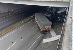 Kastamonu'da karşı yöne geçen otomobil, TIR'a çarptı; 3 ölü, 5 yaralı