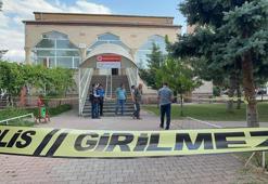 Husumetli komşusunu camide namaz kılarken bıçakla öldürdü