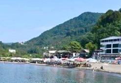 Denizde boğulma tehlikesi geçiren kızını kurtarmak isteyen baba, öldü