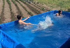 Traktörünün römorkunu torunları için havuza çevirdi