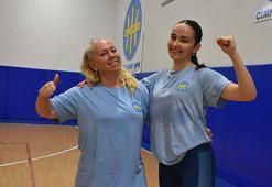 Anne-kız aynı hayalin peşinde; sahalardan üniversite sıralarına