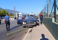 Otomobil duvara çarptı: 1’i ağır 2 yaralı