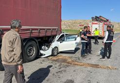 Otomobil, park halindeki TIR'a çarptı: 1 ölü, 5 yaralı