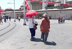 Taksim'de sıcak hava bunalttı; kimisi şemsiye ile gezdi, kimisi gölgede dinlendi